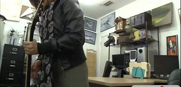  Amateur woman pawns her twat and fucked at the pawnshop